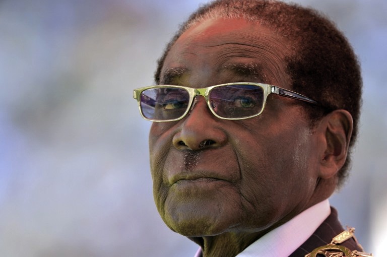 Desafiante, Mugabe recusa deixar o poder
