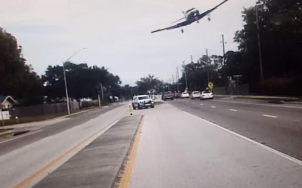 Vídeo mostra momento em que avioneta aterra de emergência em autoestrada | VÍDEO