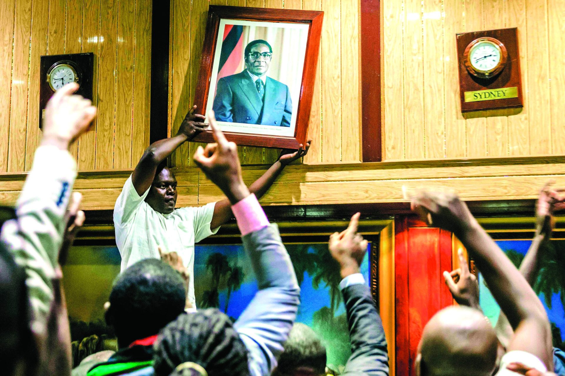 Zimbabué. Pressionado por todos os lados, Mugabe deixa enfim o poder