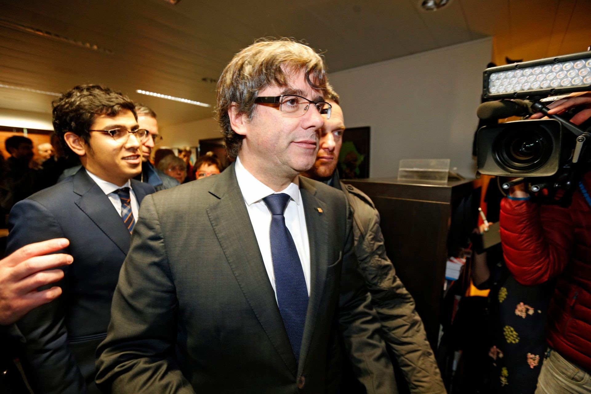 Catalunha. Procuradoria-Geral espanhola pede detenção de Puigdemont