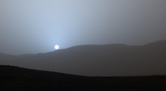 NASA capta pôr-do-sol azul