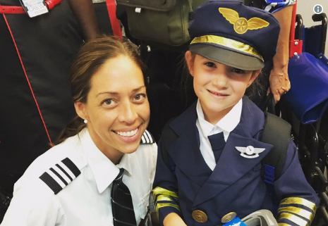 Menina de seis anos quer ser piloto e usa sempre um uniforme quando vai voar