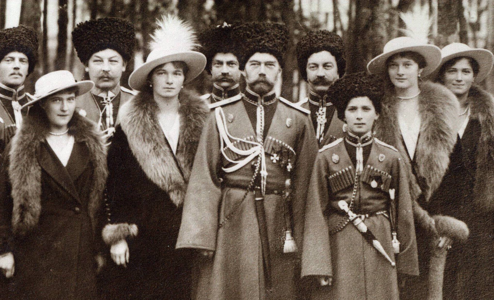 Robert Service. “Nicolau II  era um russo muito invulgar. Não gostava da pinga”