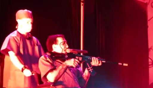 Marilyn Manson apontou arma falsa à plateia durante concerto | VÍDEO