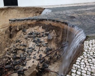 Cratera de grandes dimensões ameaça habitações em São Pedro de Moel