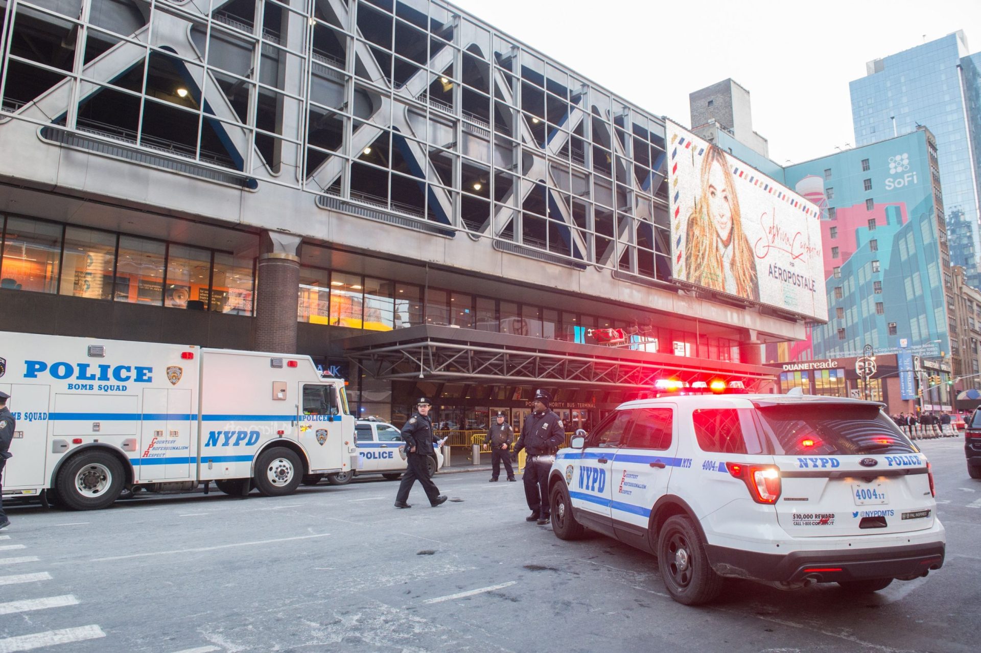 Polícia responde a explosão numa estação de autocarros em Nova Iorque