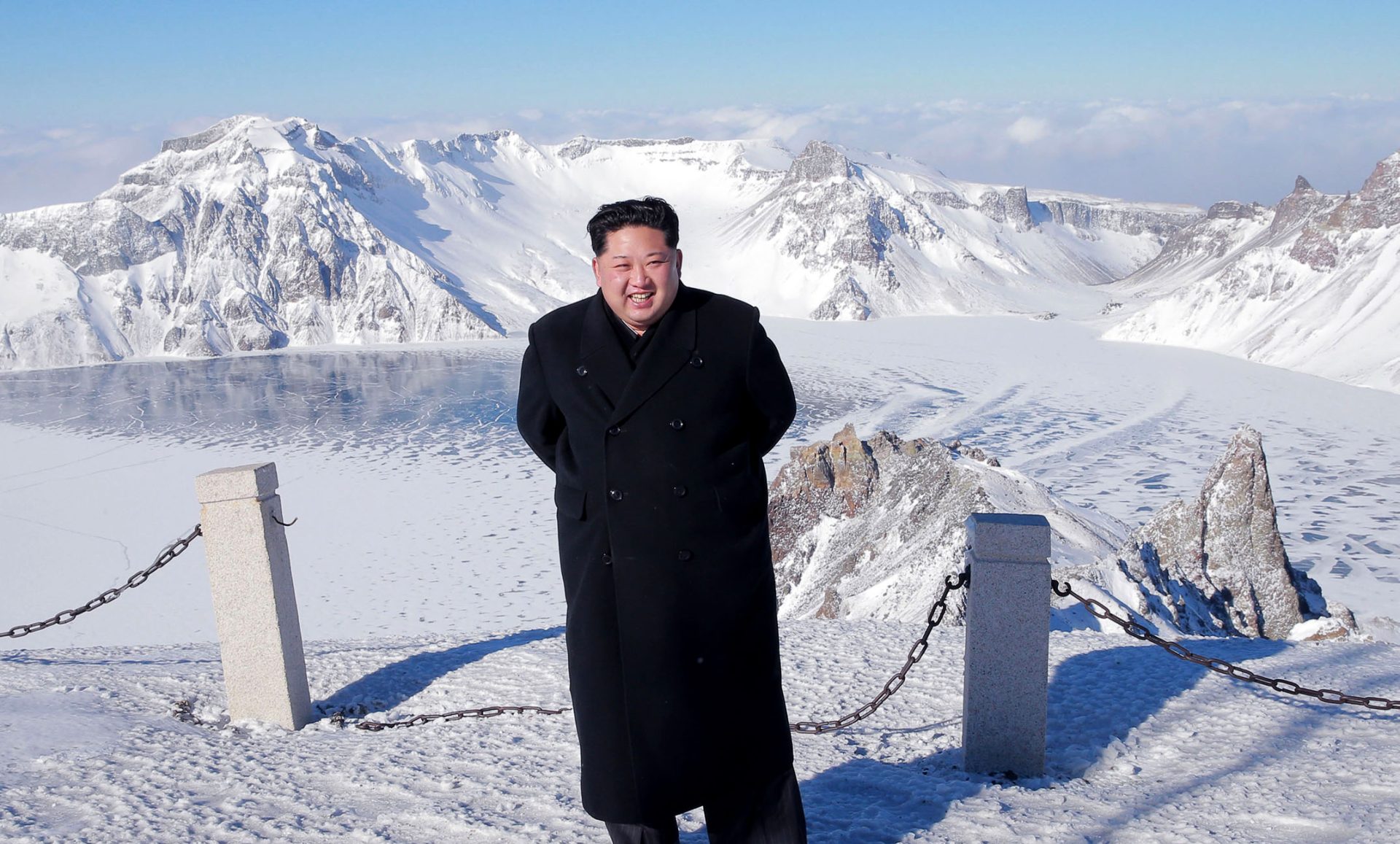 Kim Jong-un escalou montanha de 2.700 metros sem equipamento e sem se sujar