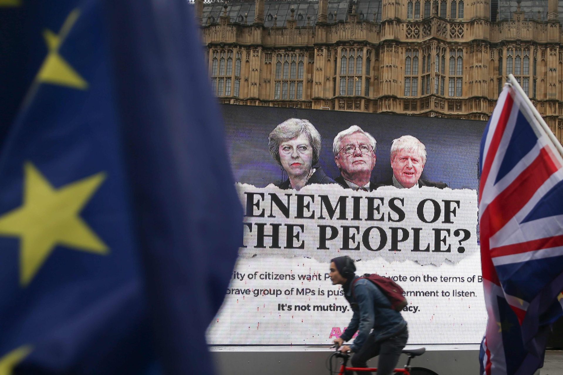 Reino Unido. Revolta conservadora contraria May e tira-lhe poderes no Brexit