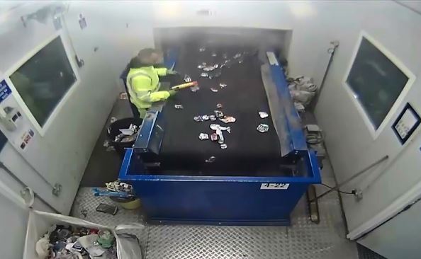 Foguete explode nas mãos de funcionário de reciclagem | VÍDEO