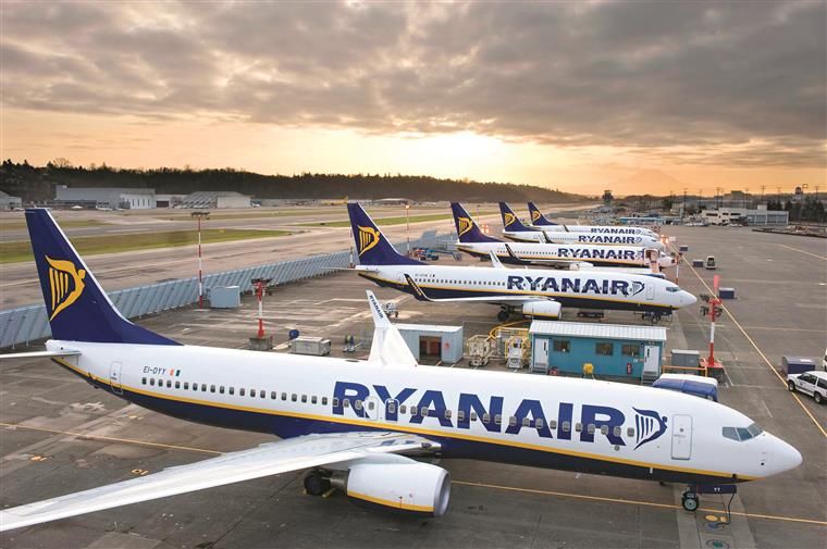 Pilotos da Ryanair desconvocam greve