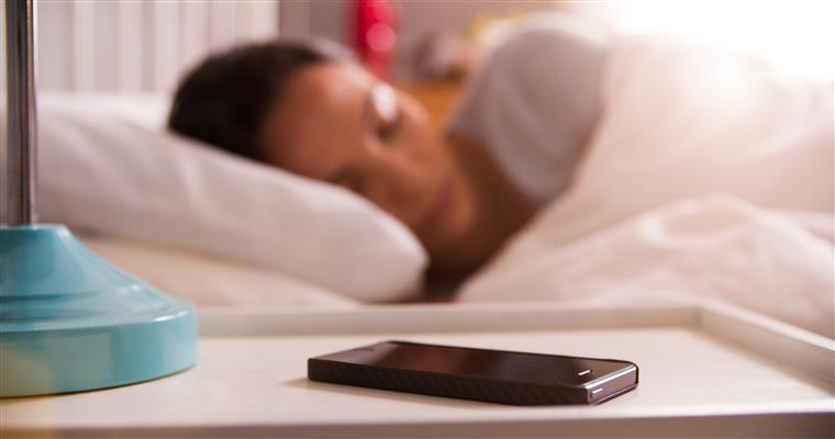 Sabia que dormir com o telemóvel ao lado traz vários riscos para a saúde?