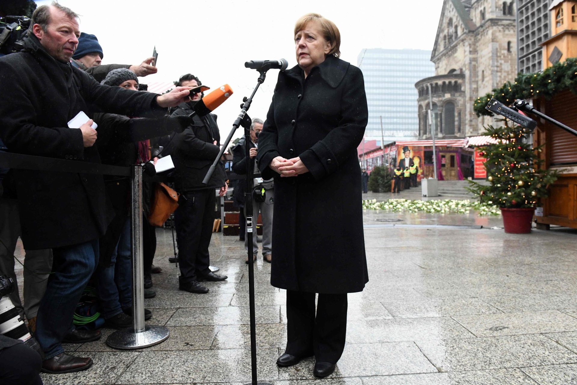 Merkel reconhece insensibilidade na resposta ao atentado contra o mercado de Natal
