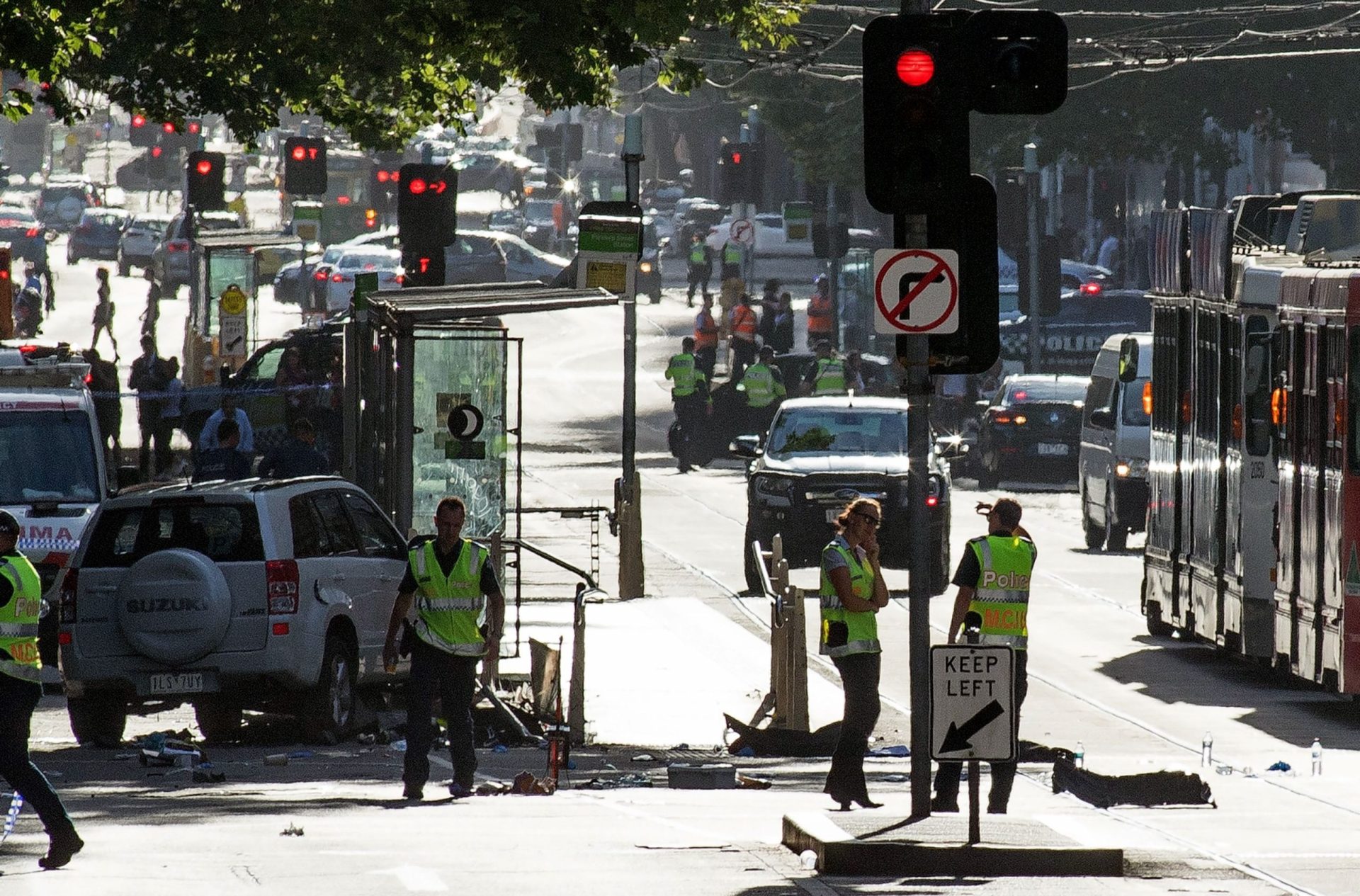 Vídeo mostra homem a ser detido depois do atropelamento em Melbourne
