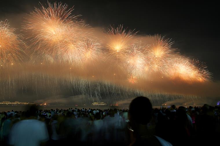 Austrália. Pessoas retiradas da praia durante fogo de artifício |FOTOS