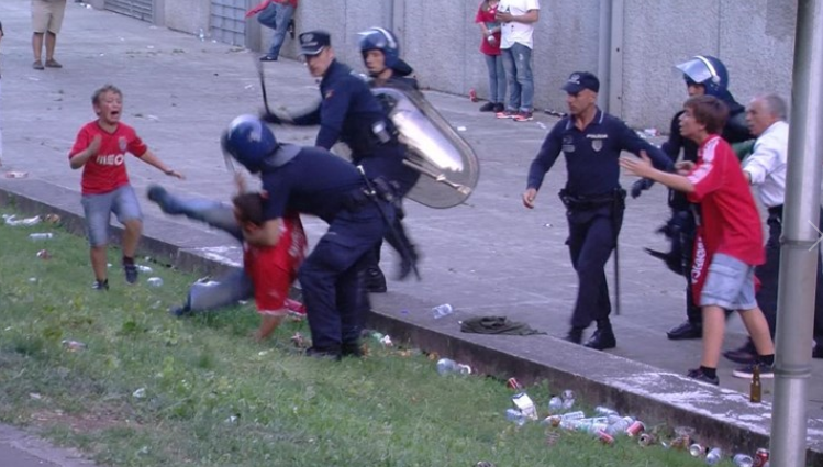 Polícia que agrediu adepto em Guimarães voltou aos jogos de futebol