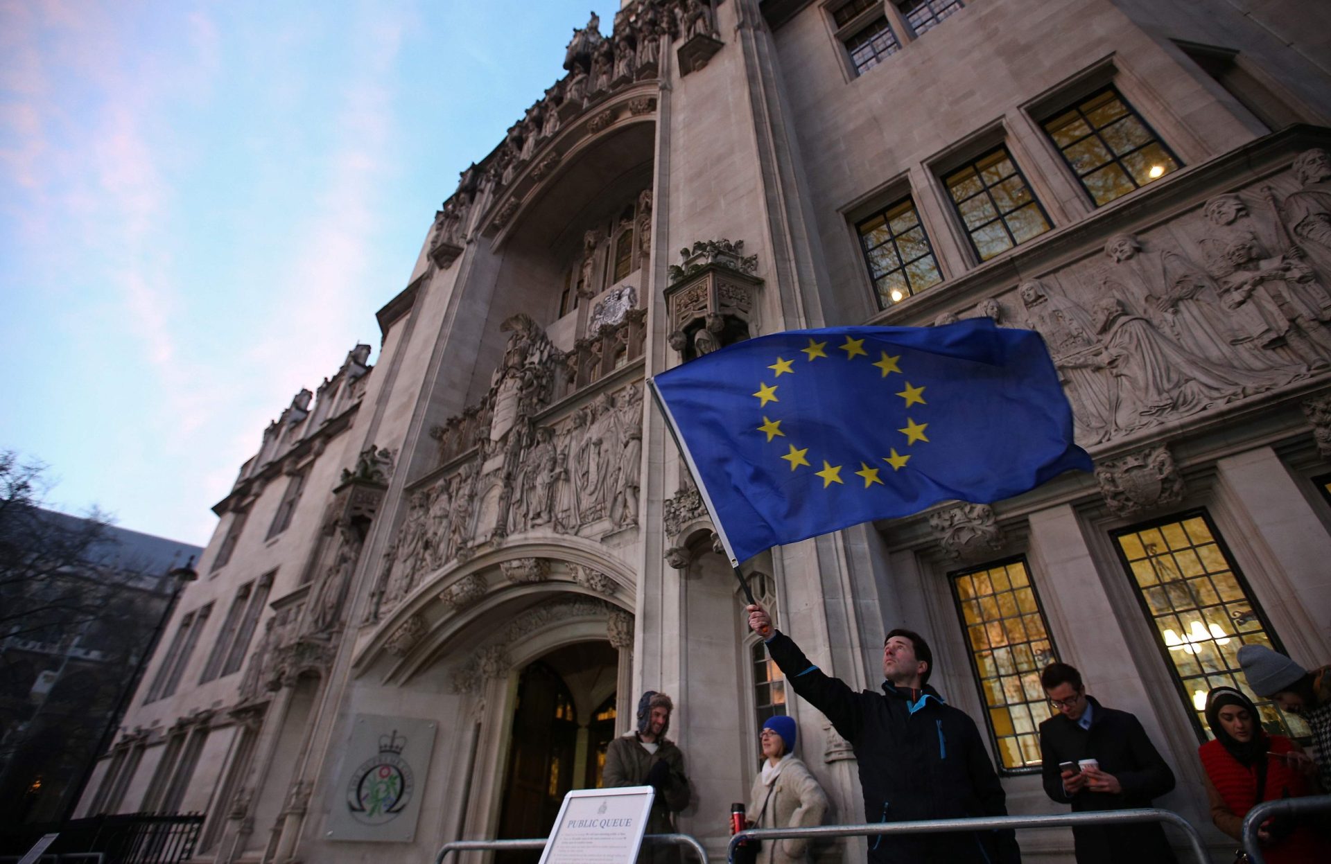 Governo britânico obrigado a pedir autorização ao parlamento para iniciar Brexit