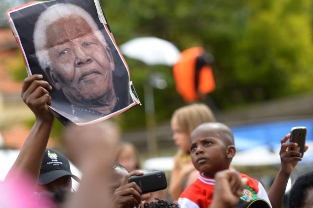 África do Sul. Milhões para escolas e hospitais foram desviados para t-shirts de Mandela