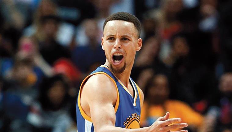 NBA. Stephen Curry sofre lesão arrepiante (com vídeo)