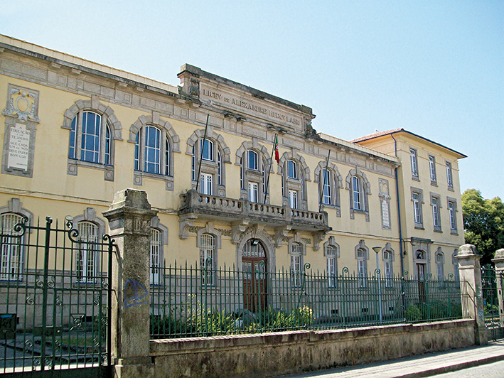 Escola do Porto que fechou não é prioritária para o ministério