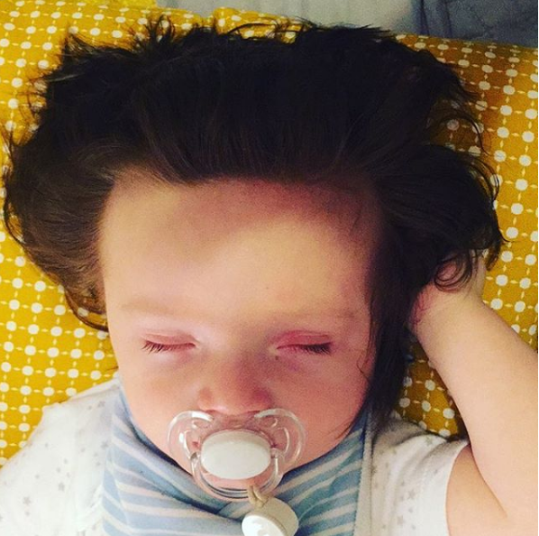 Bebé de cinco meses tem ‘cabelão’ que o faz parecer o Wolverine