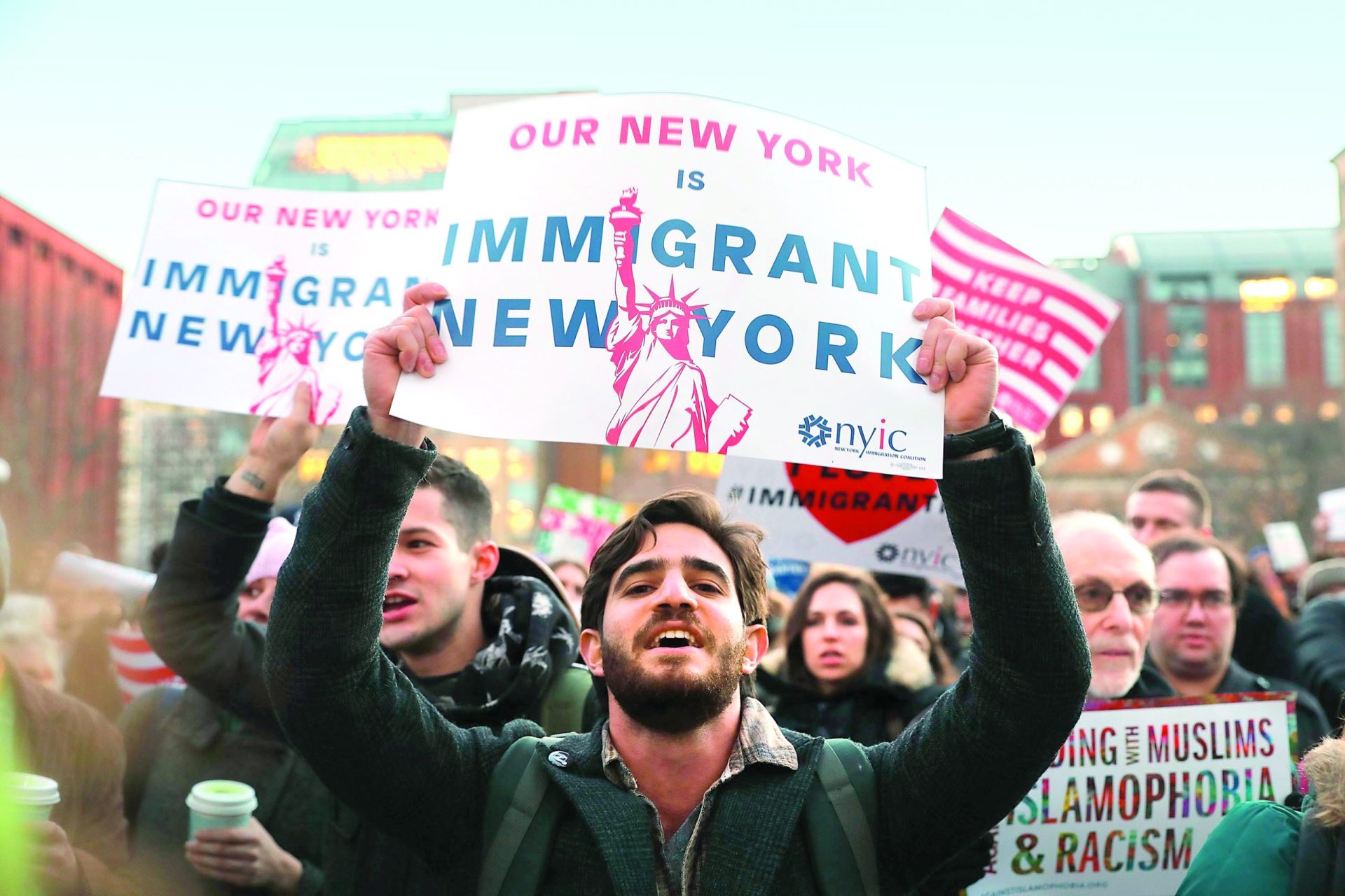 Plano de deportações de Trump foi (temporariamente) travado mas é para levar a sério
