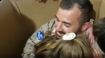 Militar surpreende filha no seu aniversário [vídeo]