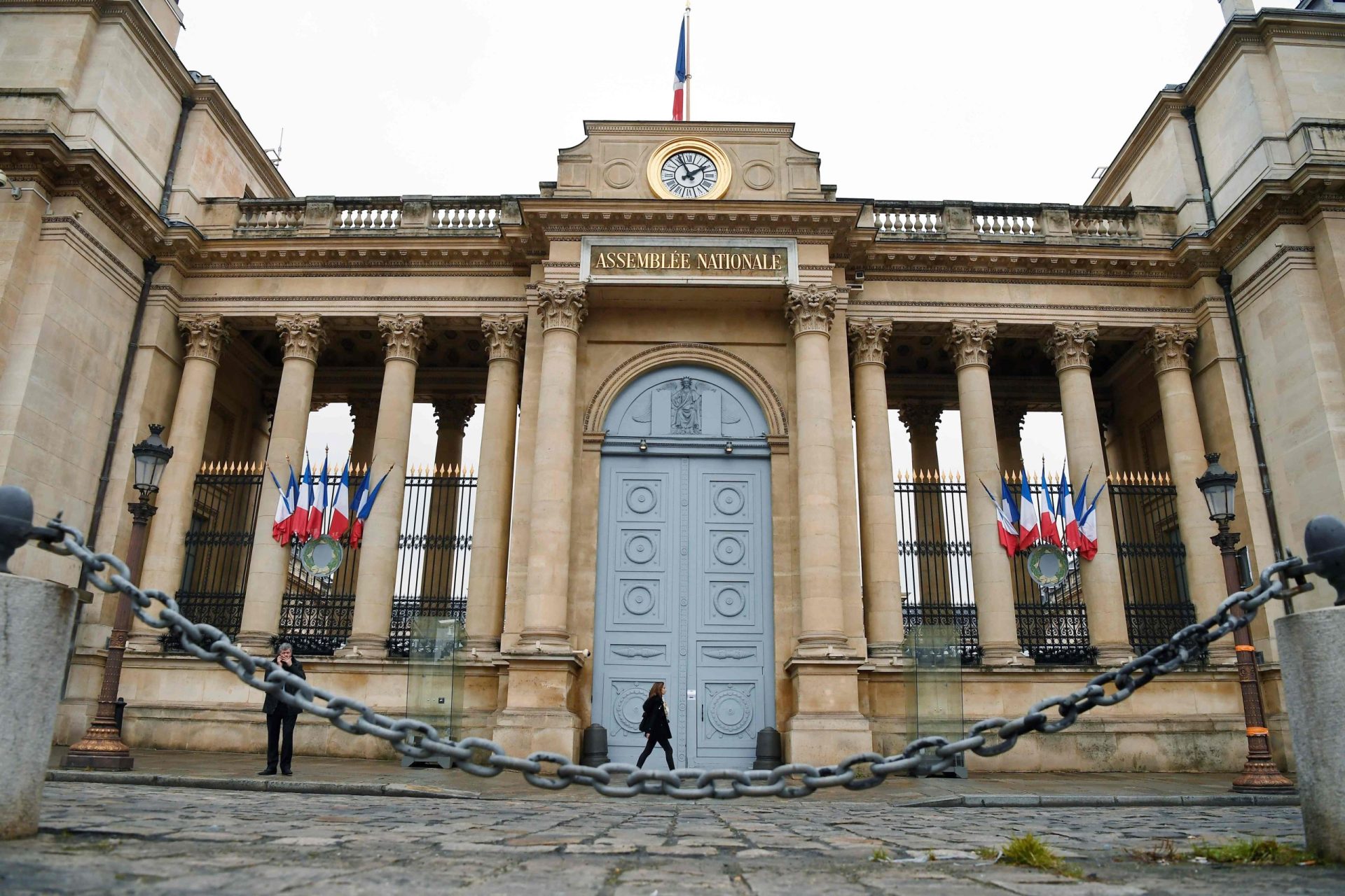 França. Polícia realizou buscas na Assembleia Nacional