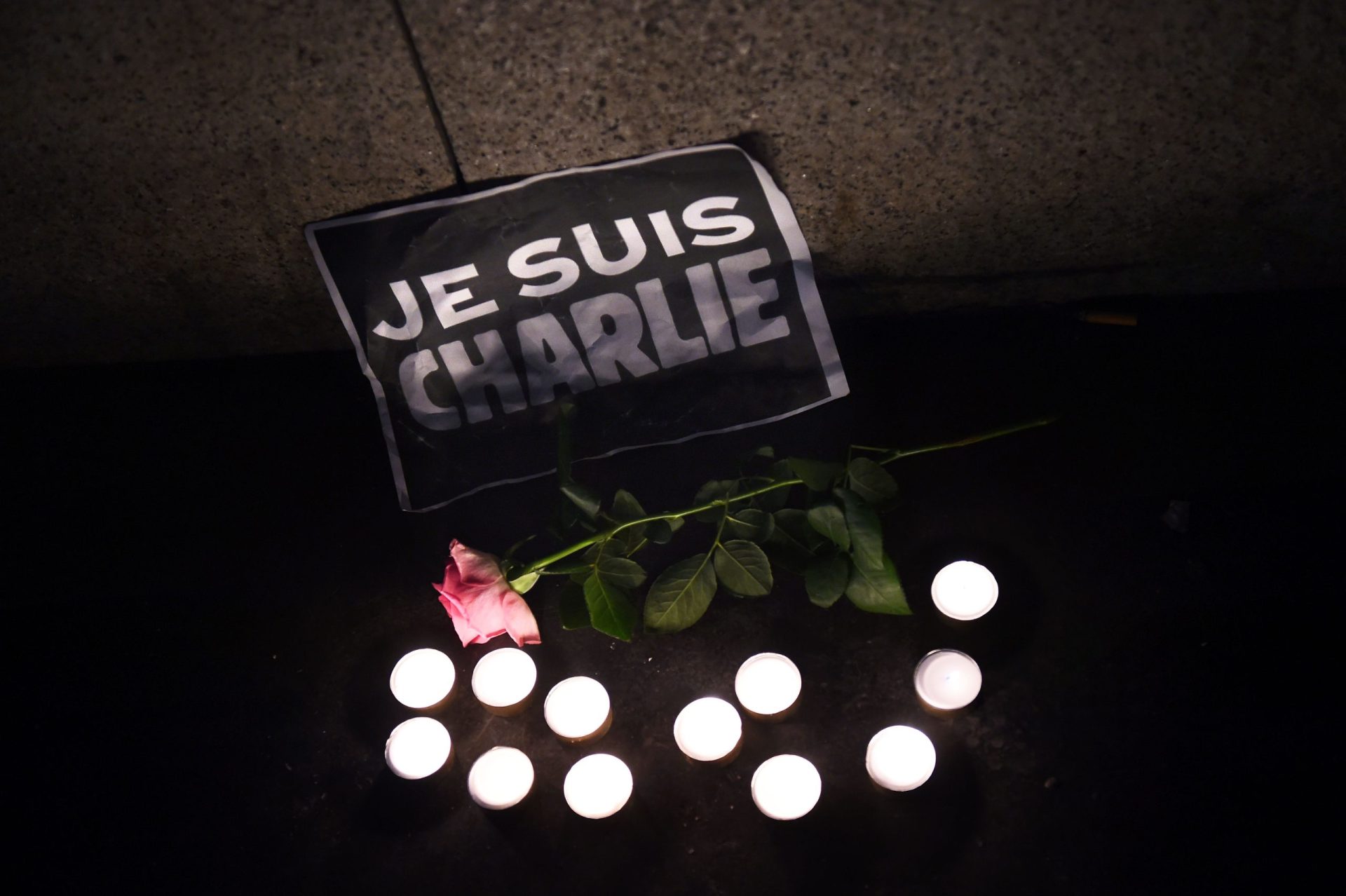 Dois anos depois do ataque, ainda há uma espingarda apontada ao Charlie Hebdo