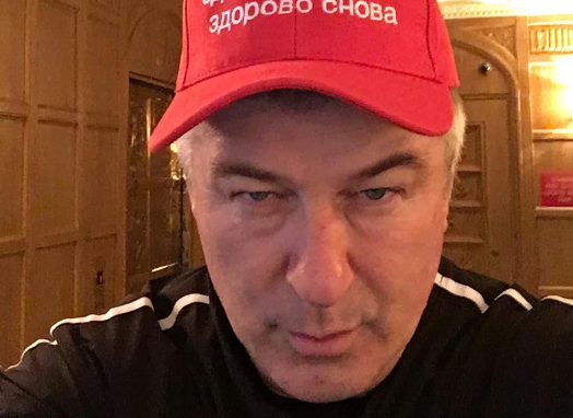 Alec Baldwin continua a provocar Trump. Desta vez com um chapéu