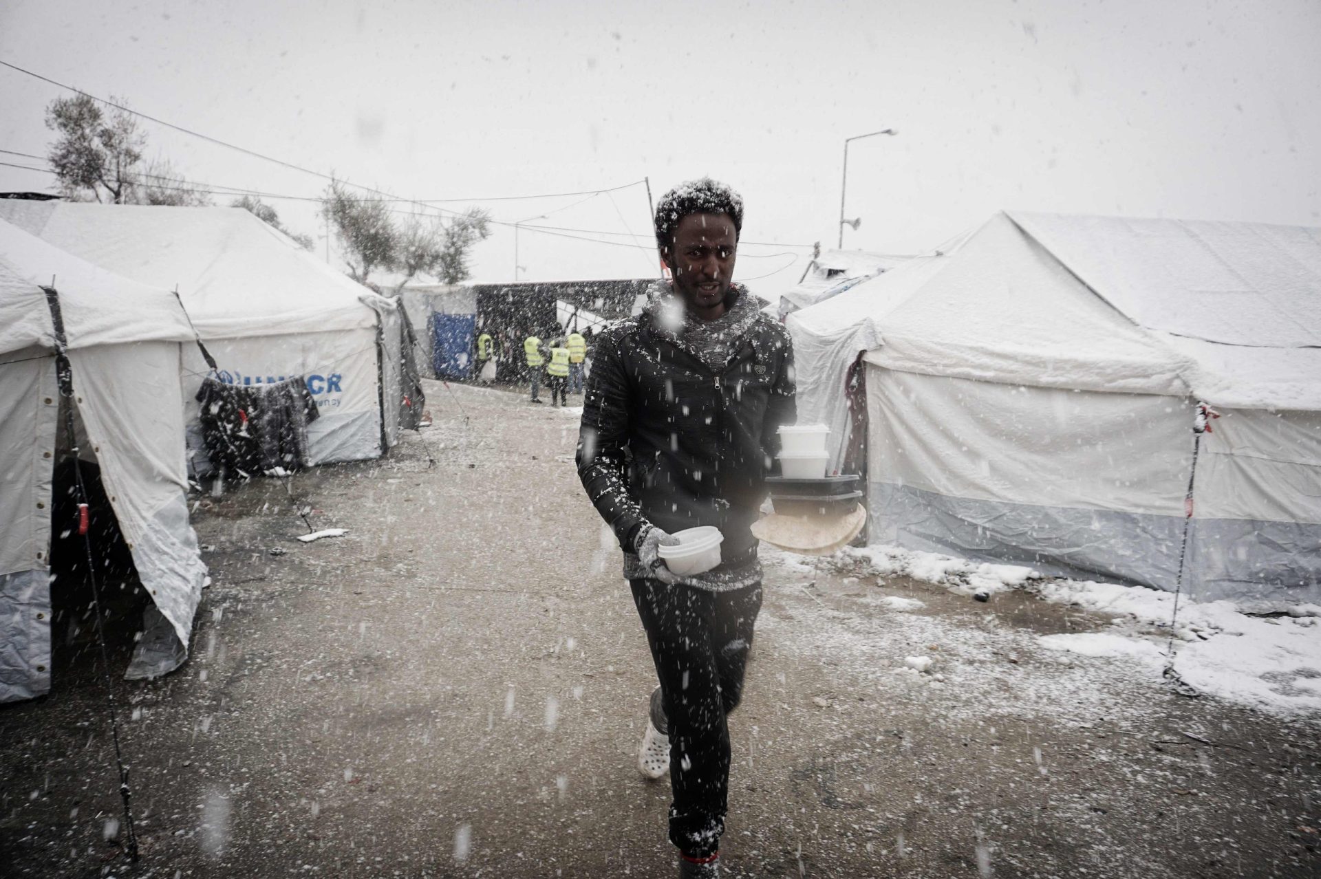 No frio e neve, requerentes de asilo têm apenas tendas e cobertores