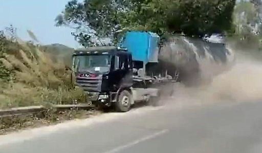Camião atropela grupo de pessoas [vídeo]