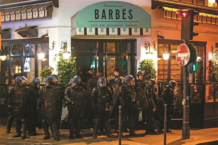 Polícia francesa detém 200 jovens nos protestos contra a violência policial