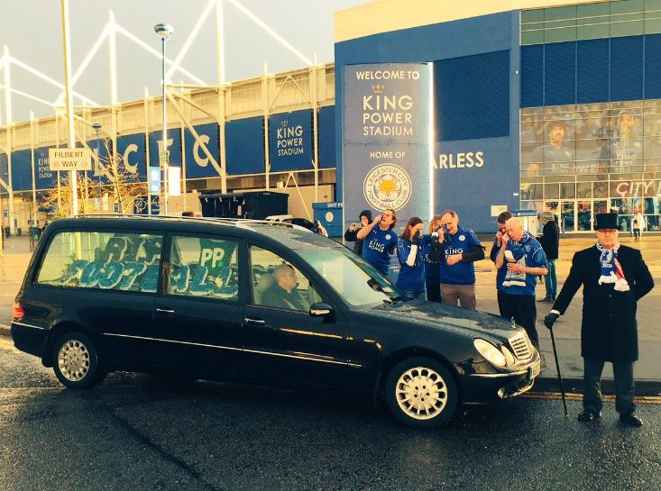 Adeptos do Leicester fazem funeral ao futebol depois do despedimento de Ranieri