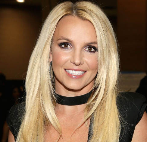 Britney Spears descuida-se e mostra demais durante concerto