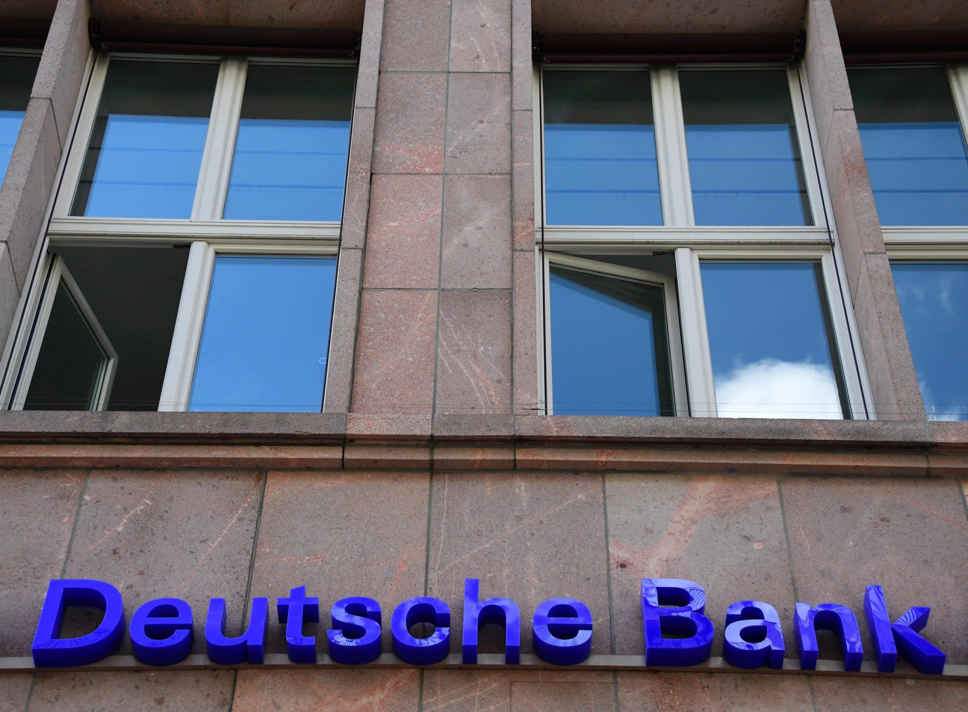 Deutsche Bank pede desculpa aos clientes em anúncios de jornal