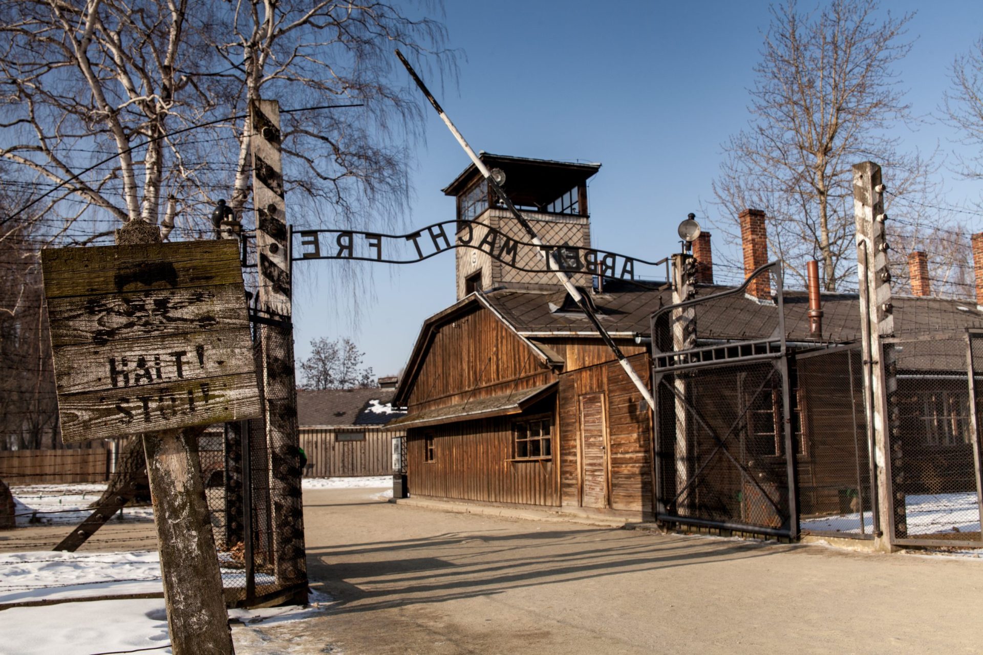 Portugueses danificam portão em Auschwitz