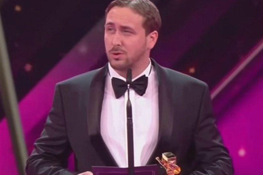 Imitador de Ryan Gosling recebe prémio pelo actor