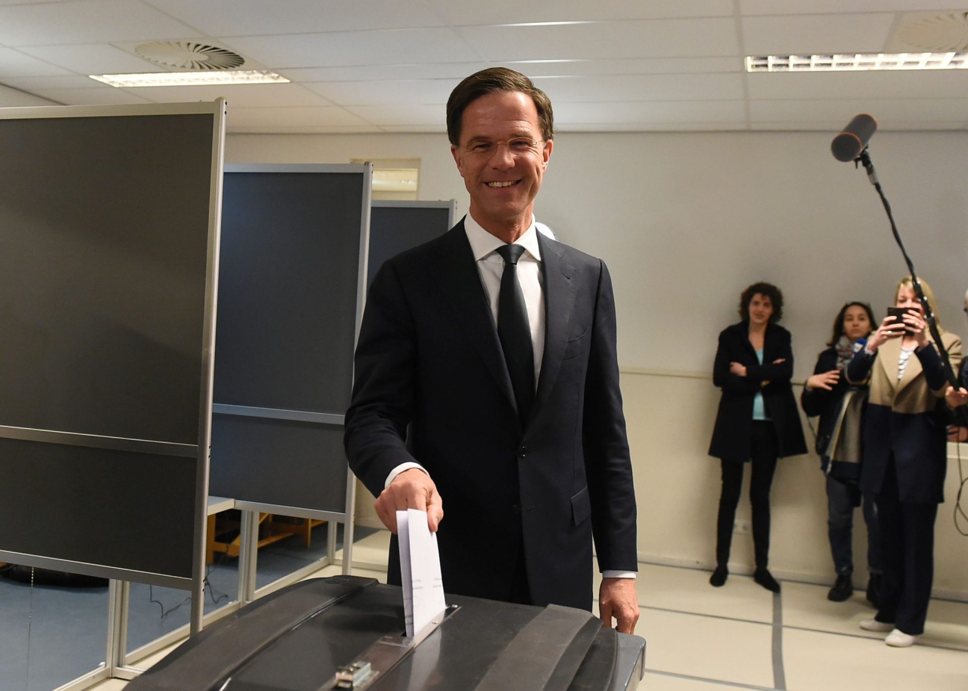 Holanda. Projeções dão vitória ao primeiro-ministro Mark Rutte