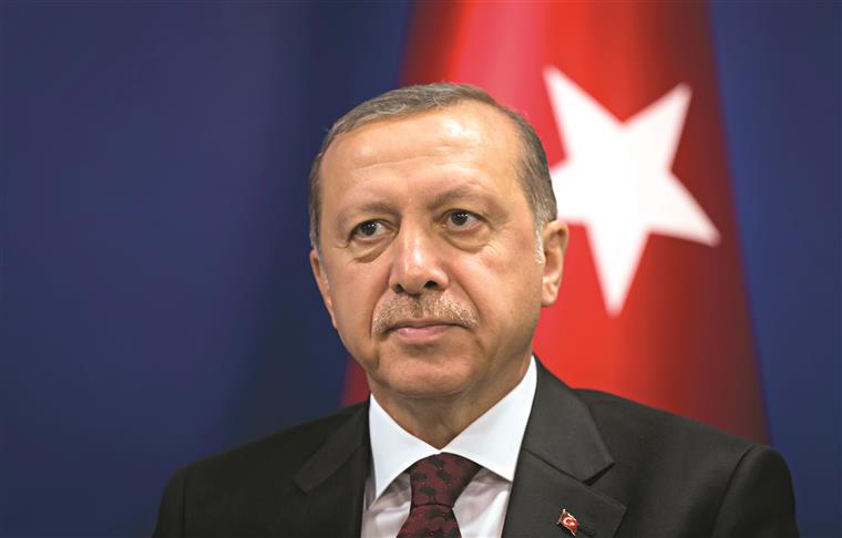 Turquia. Erdogan não gostou de manchete e o jornal pediu desculpa
