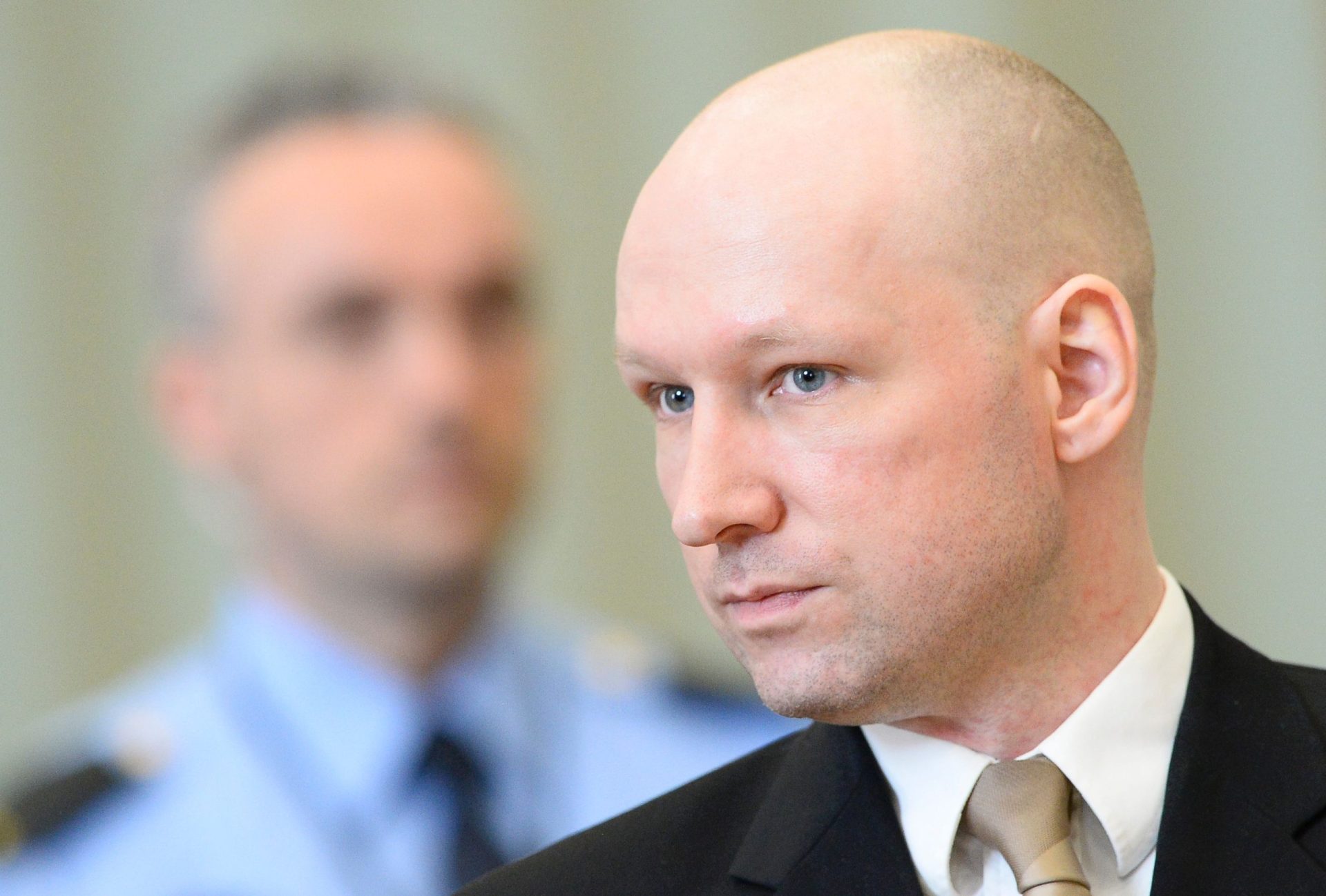 Tribunal volta atrás e diz que Breivik não está a ser tratado de forma desumana