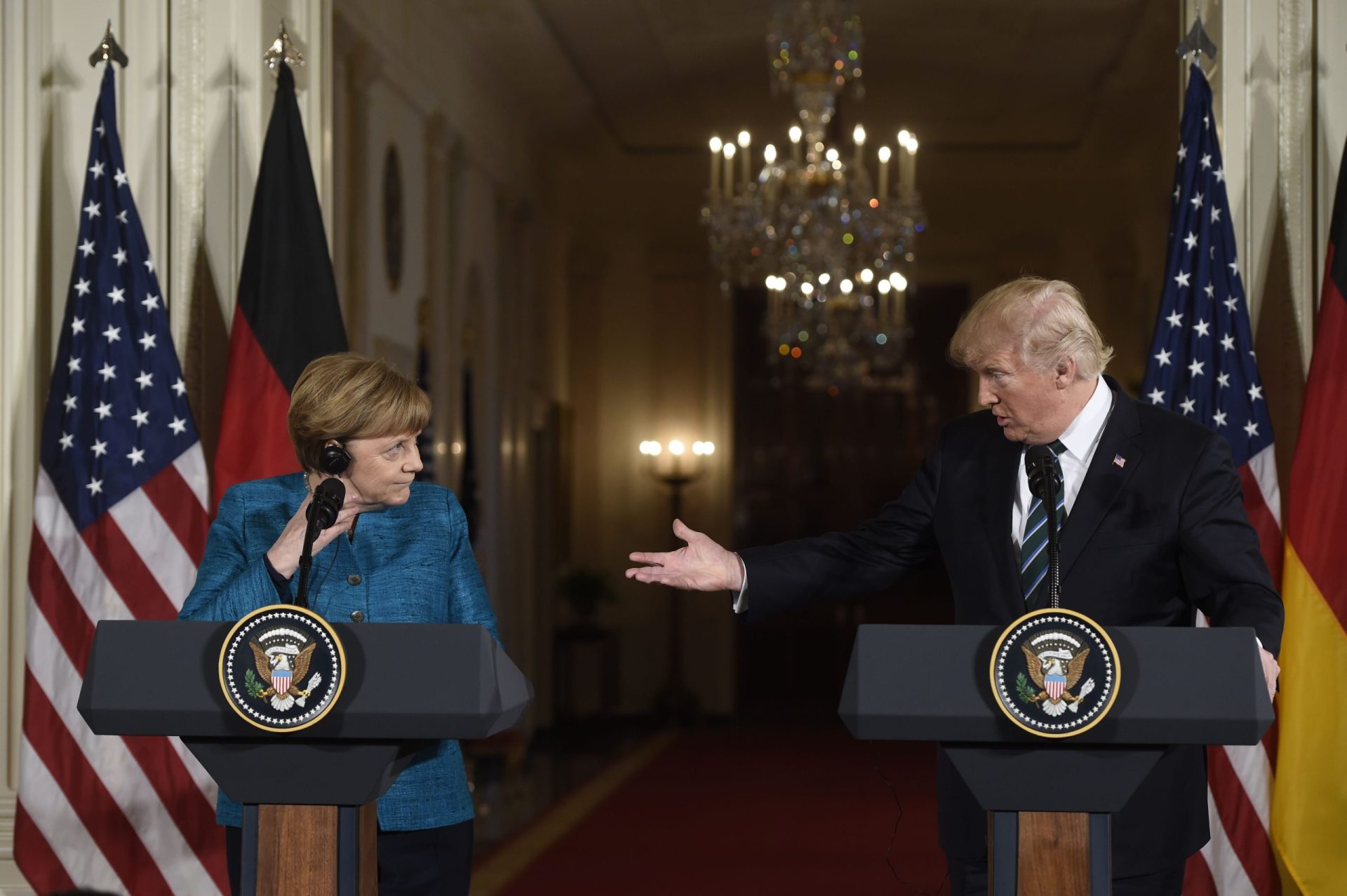 O que têm Trump e Merkel em comum? Foram ambos espiados por Obama, diz o presidente americano