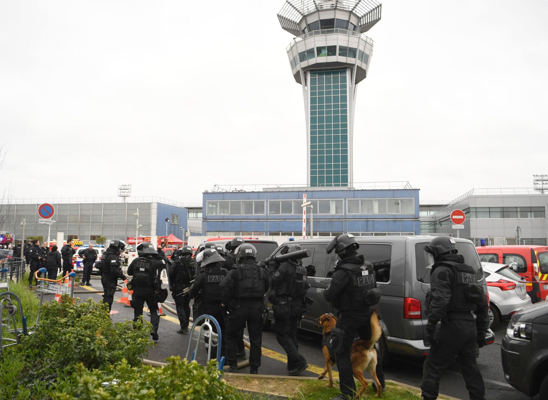Paris. Homem abatido no aeroporto de Orly depois de tentar tirar arma a militar