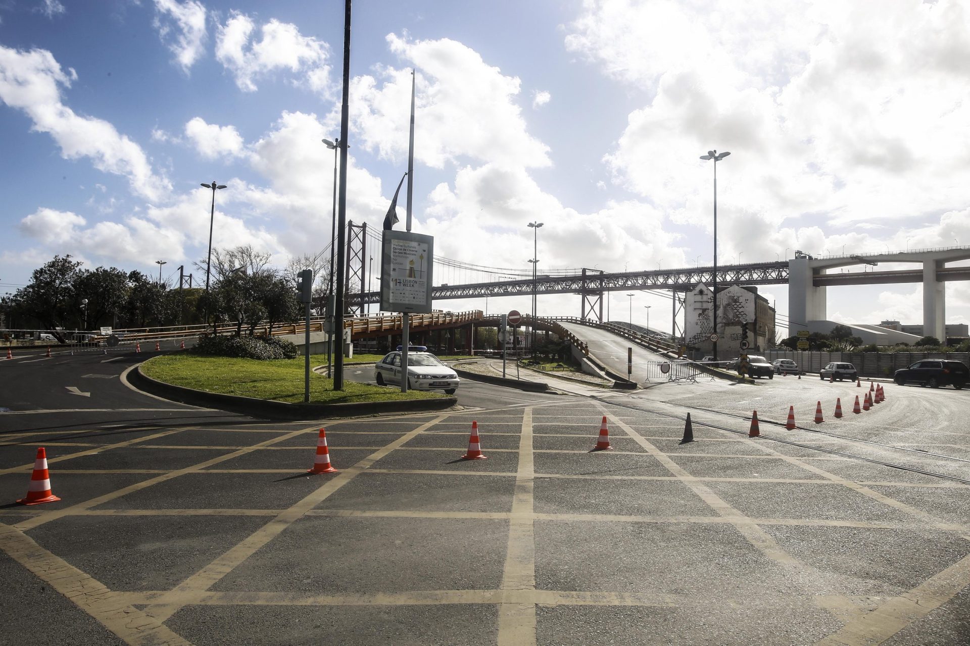 As imagens do viaduto de Alcântara que condicionou o trânsito em Lisboa