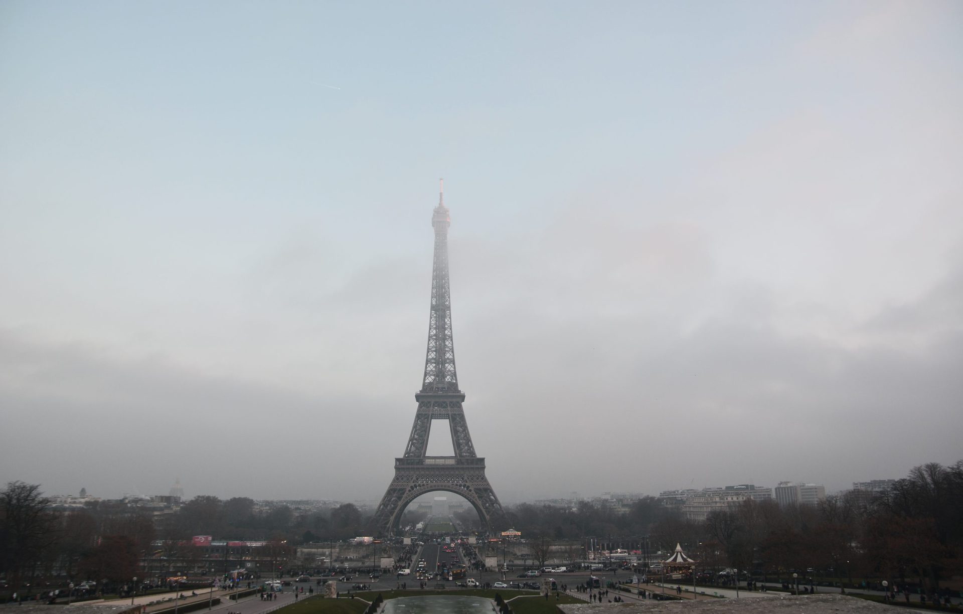 Torre Eiffel vai ficar às escuras em homenagem às vítimas de Londres