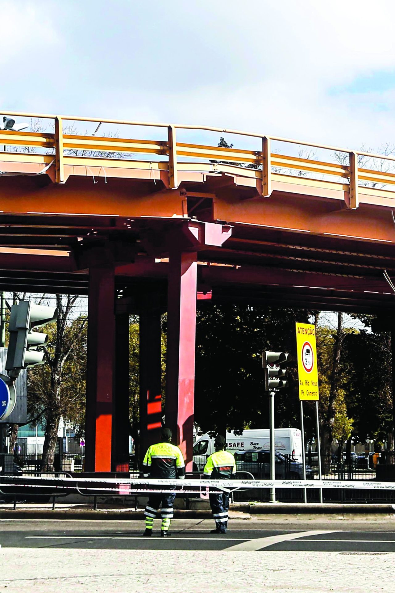 Alcântara. Desvio no viaduto gerou o caos na estrada e nas linhas de comboio