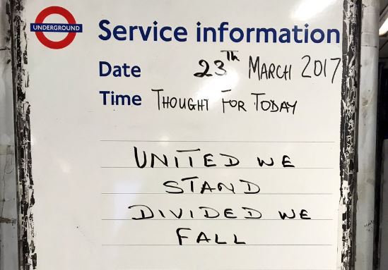 Mensagens de apoio invadem metro de Londres