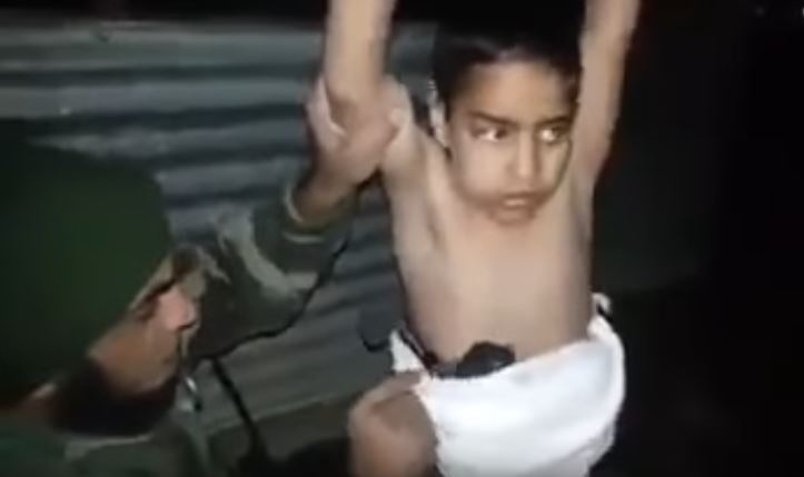 O momento em que um menino-bomba do Estado Islâmico é desarmadilhado [vídeo]