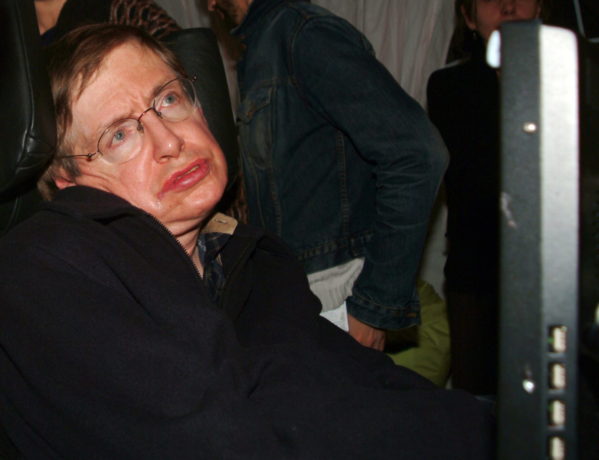 Stephen Hawking quer uma nova voz e até já há um casting [vídeo]