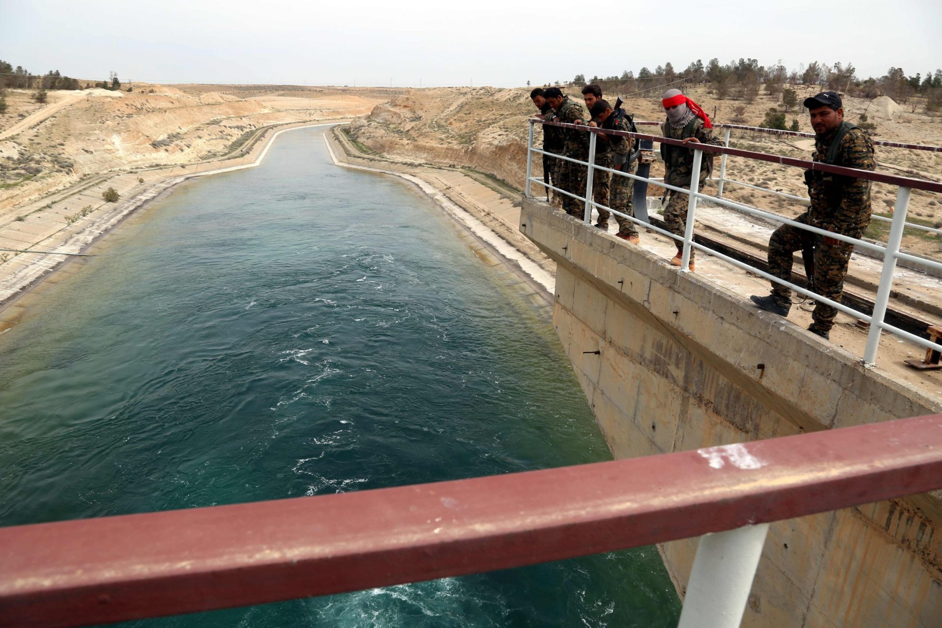 Síria. Risco de colapso da barragem de Tabqa trava avanço curdo-árabe