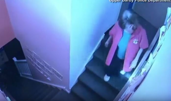 Educadora de infância empurra criança pelas escadas [vídeo]